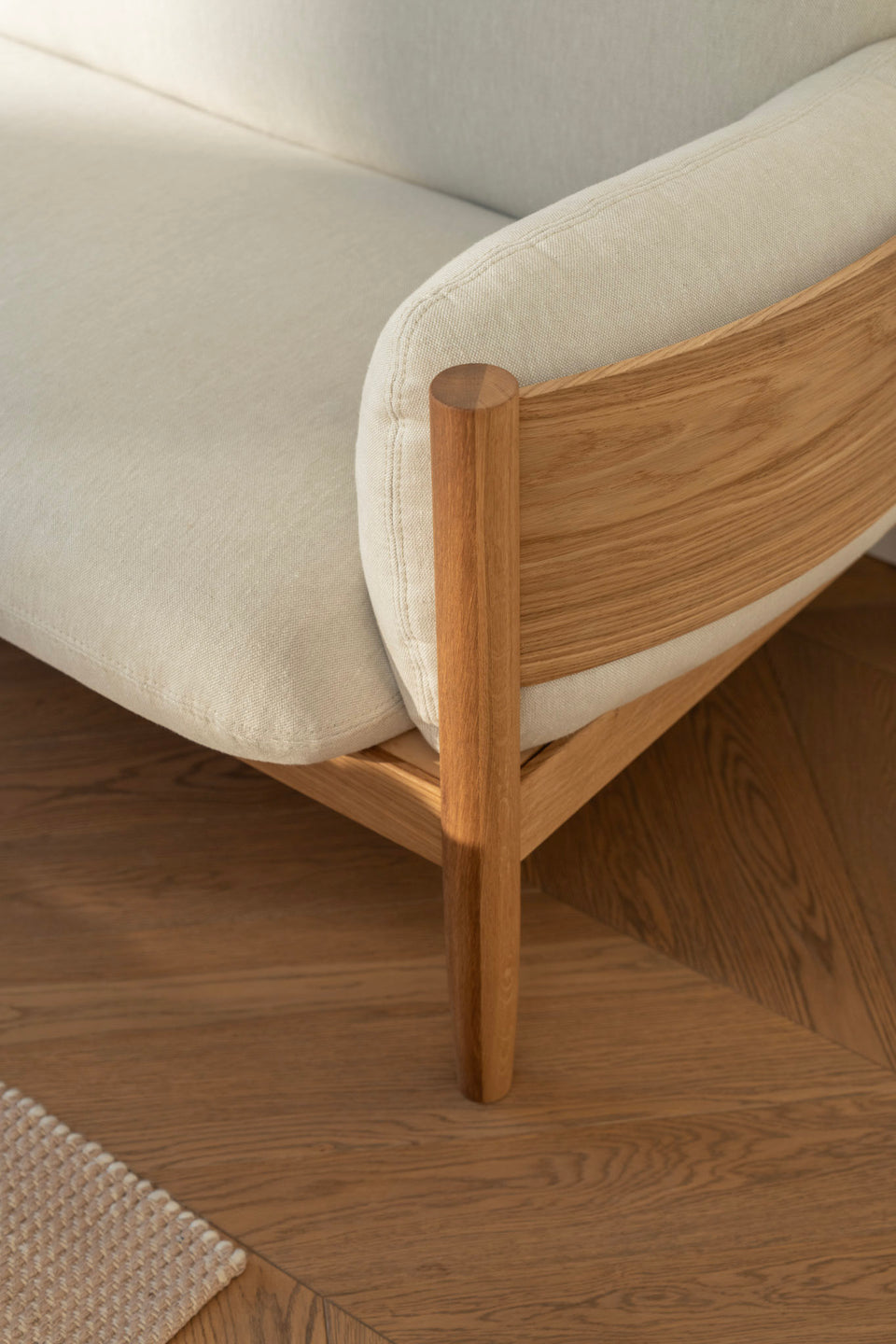 Gebogener Massivholzrahmen, handgefertigt für besondere Stabilität.