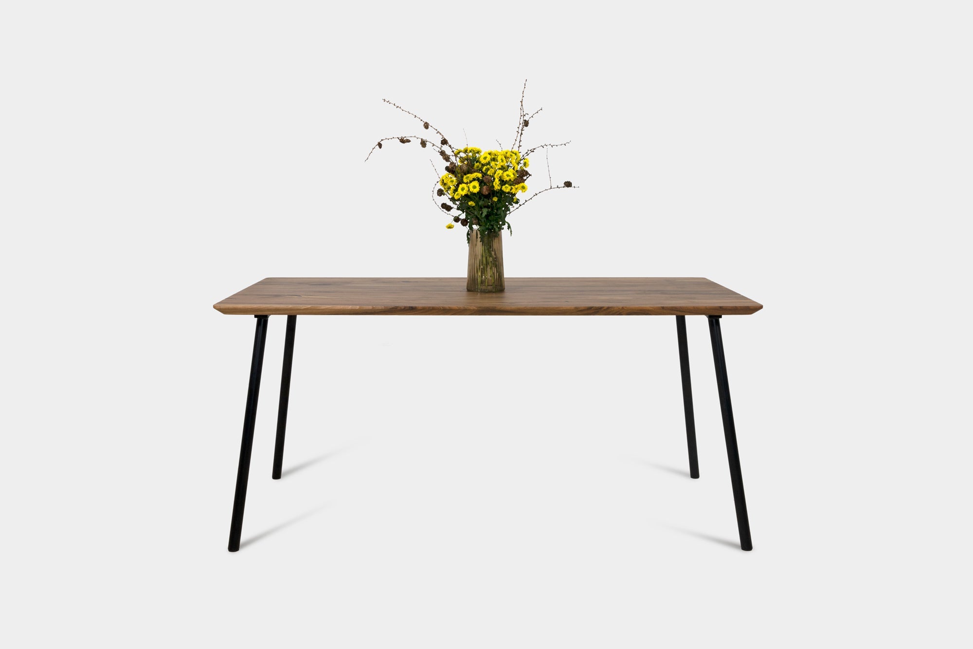 Moderner Esstisch aus Nussbaum im Mid Century-Stil | MARTA Esstisch-Hardman Design