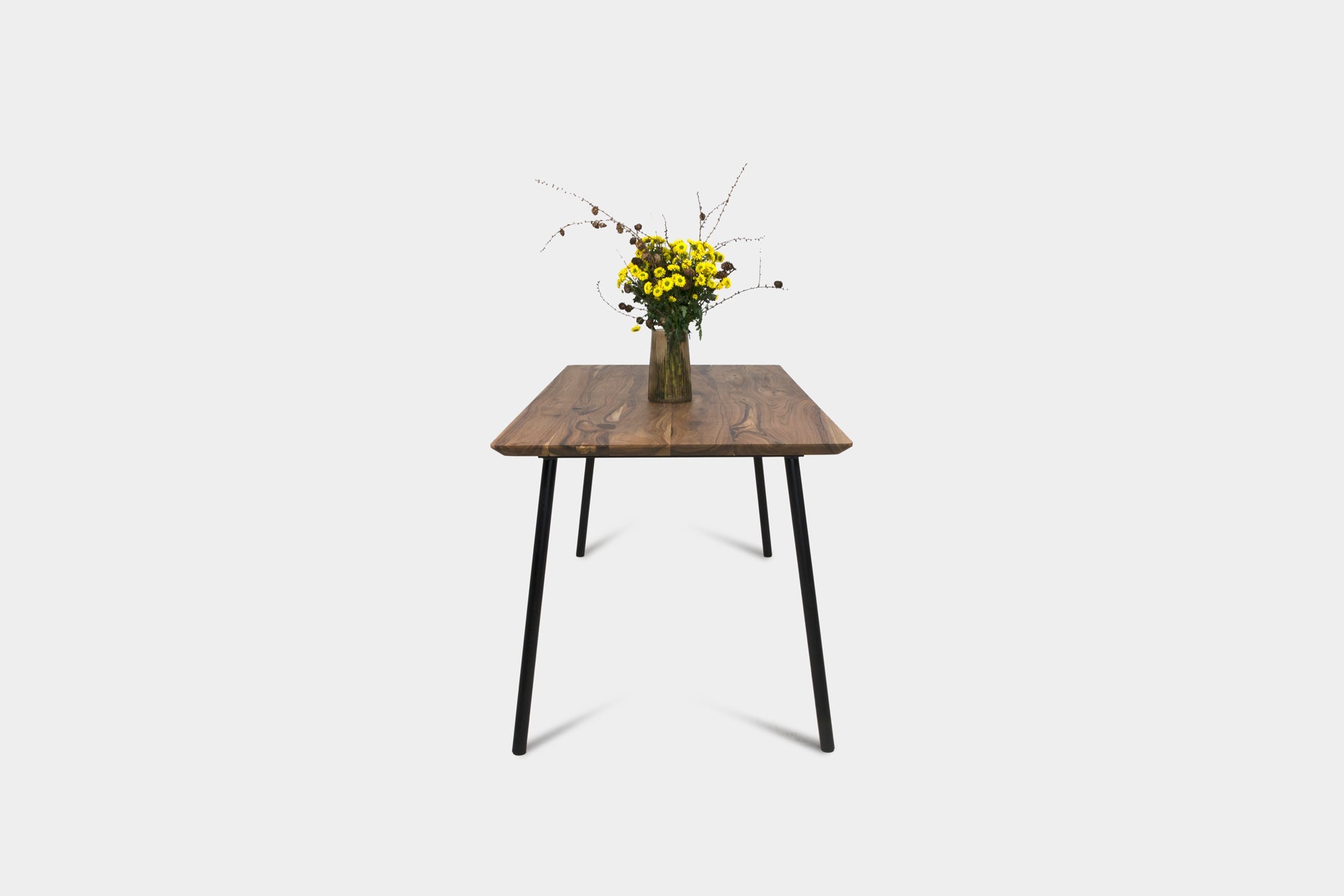 Moderner Esstisch aus Nussbaum im Mid Century-Stil | MARTA Esstisch-Hardman Design