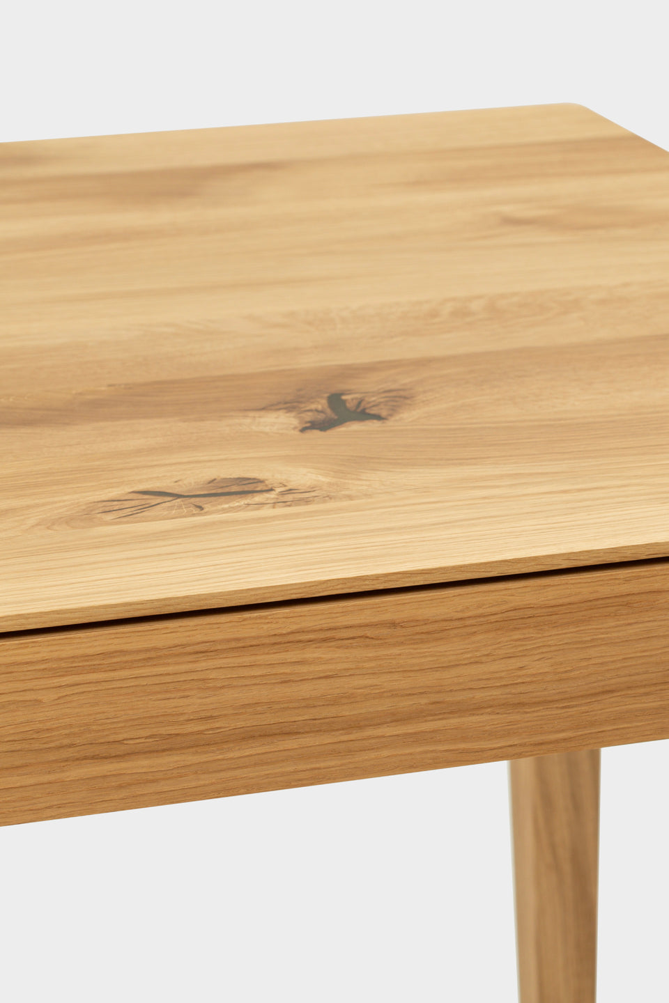 Fabriqué à partir de bois dur durable, issu de sources locales.