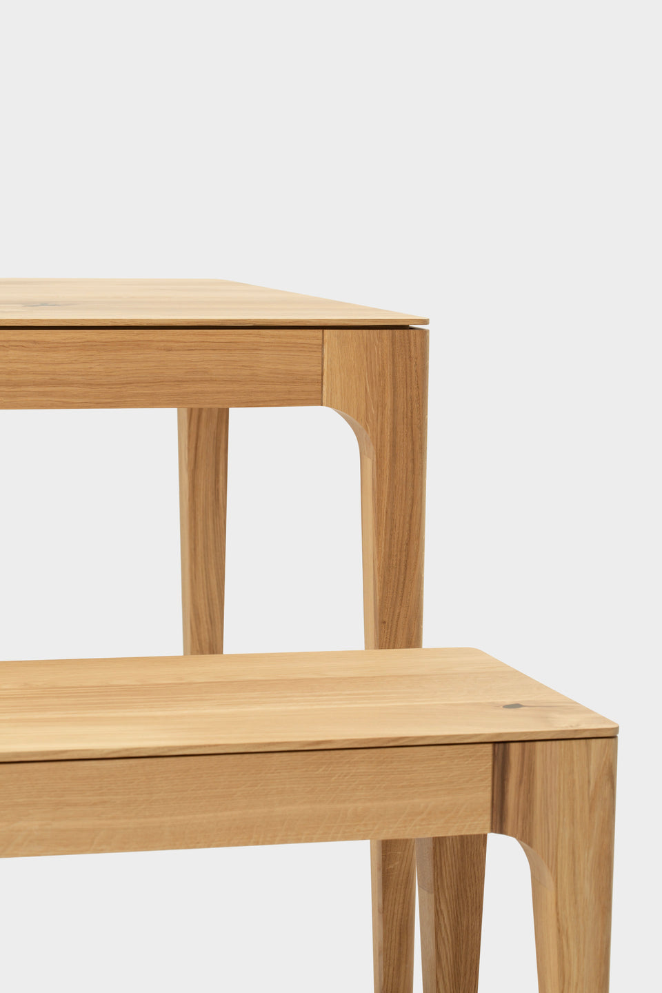 Des pièces assorties sont disponibles : des modèles de bancs et de chaises pour compléter l'ensemble.