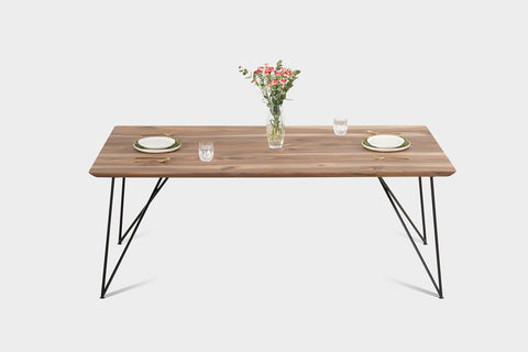 AEMILIA | Table à manger Bauhaus en noyer avec pieds en métal