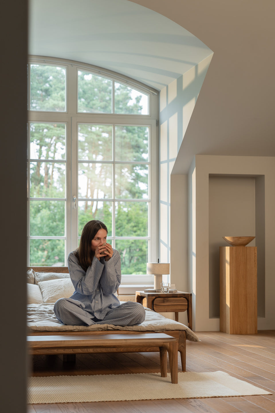 Handgefertigt aus FSC-zertifizierter Eiche oder Nussbaum für dauerhafte Stärke.