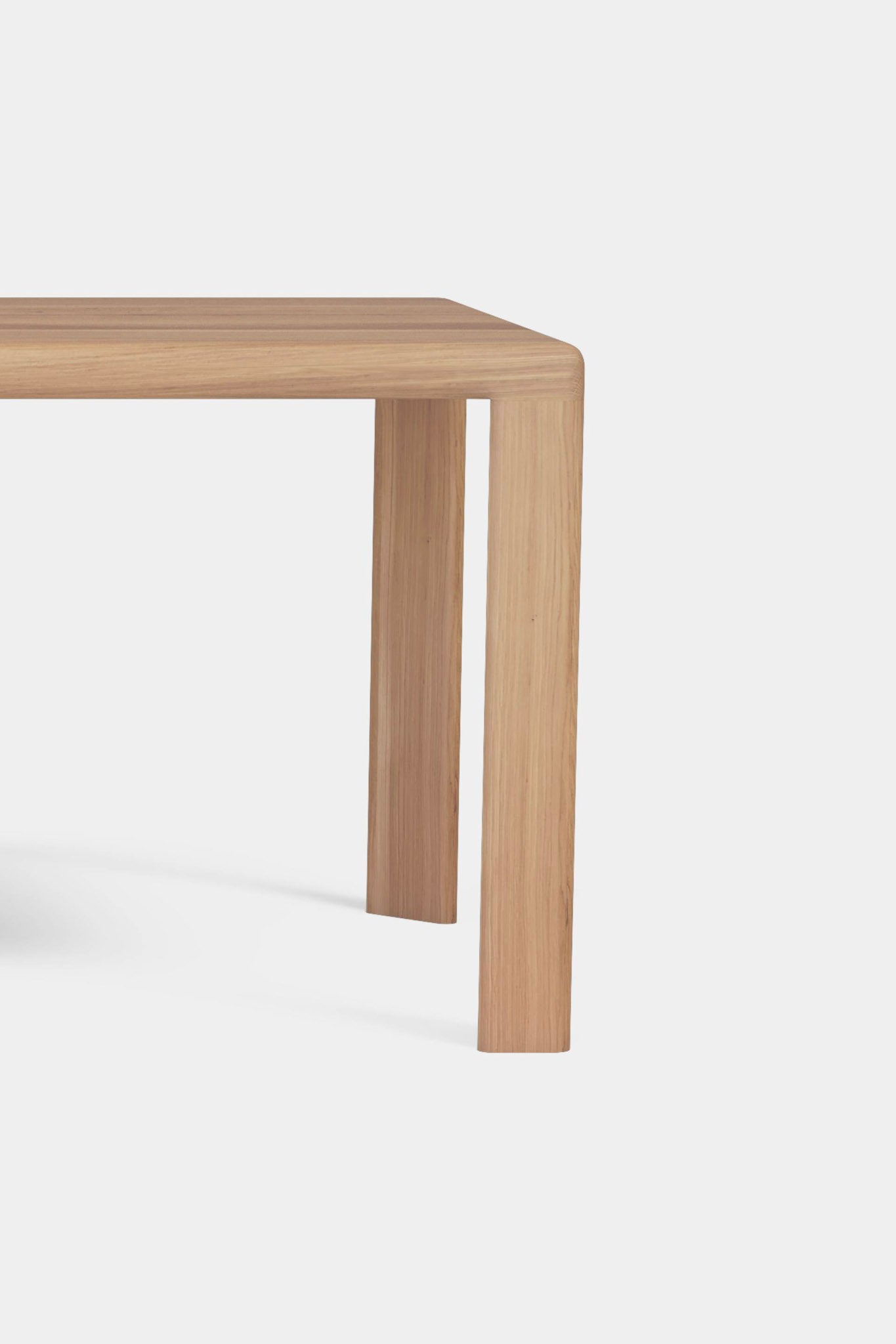 Des influences mid-century et scandinaves dans une silhouette minimaliste.