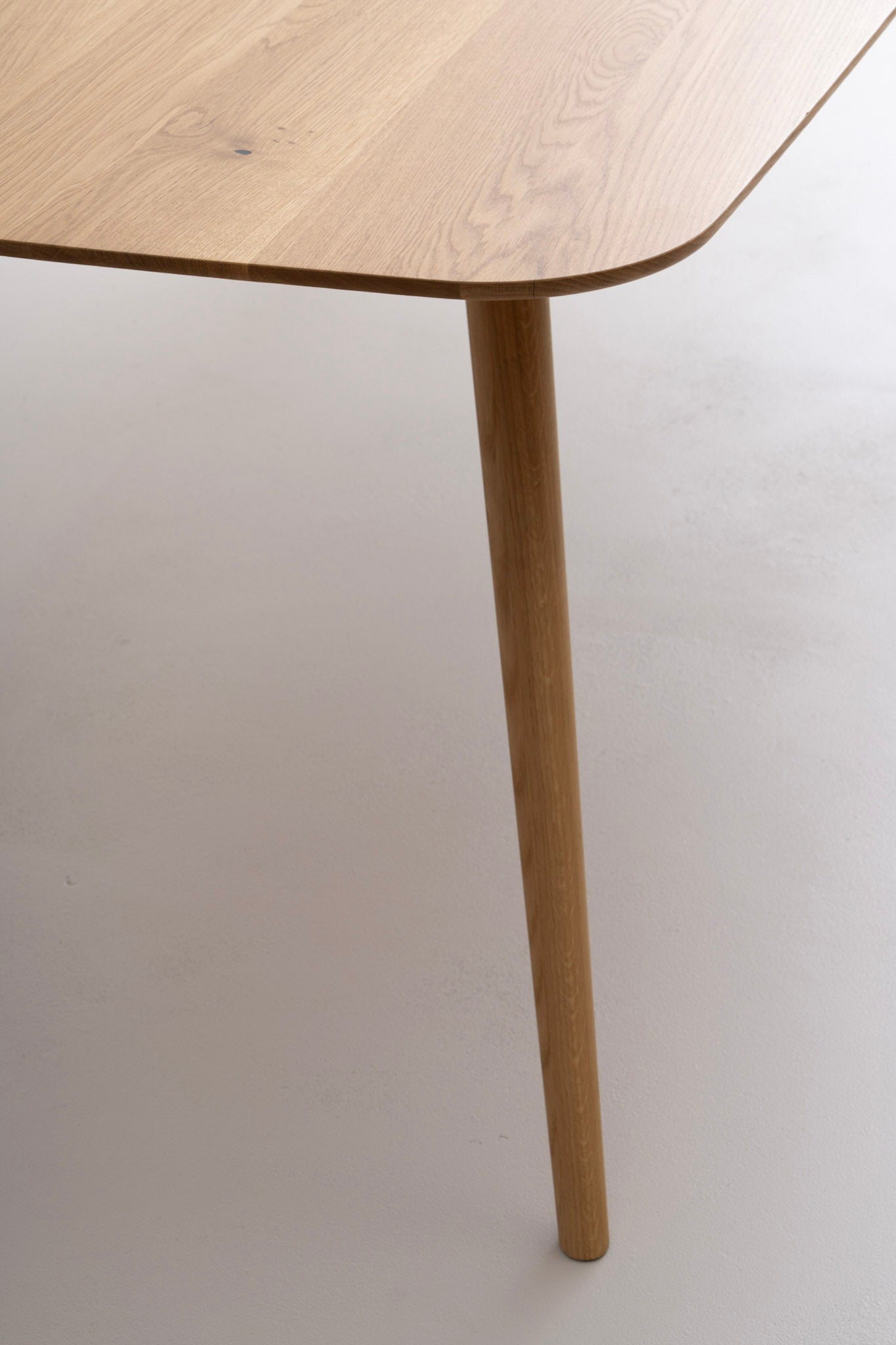 Tapered legs and rounded edges for a fluid, elegant profile.