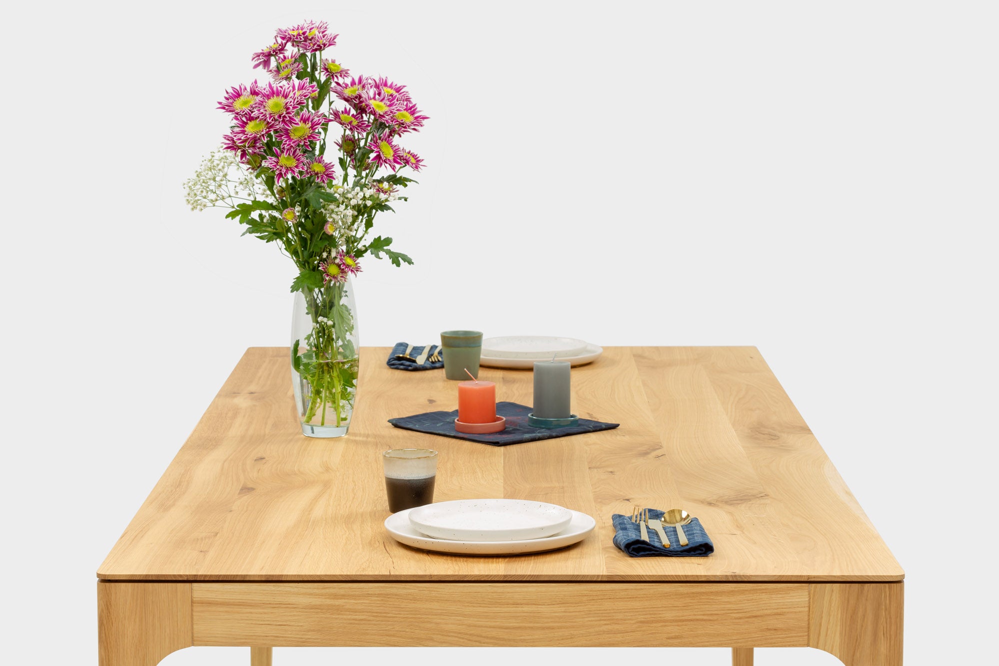 Hardman Design | Table à manger moderne en chêne mid-century | CAROLINA